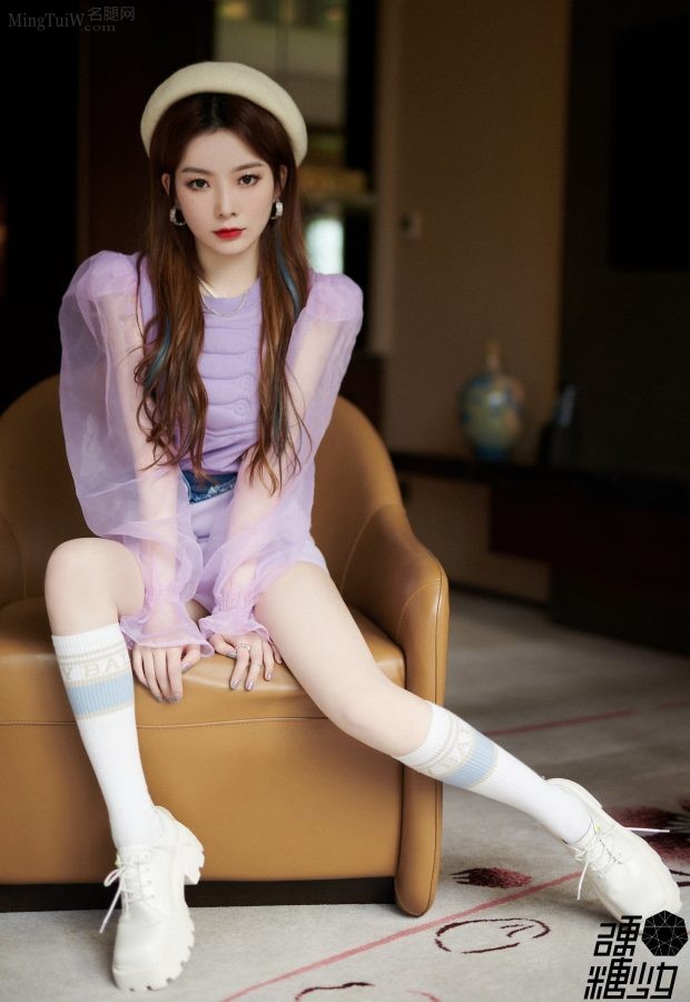 硬糖少女陈卓璇穿紫纱上衣配小短裙，美腿穿短筒运动棉袜(1/7)