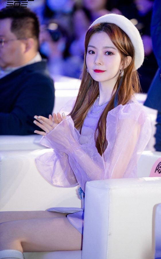 硬糖少女陈卓璇穿紫纱上衣配小短裙，美腿穿短筒运动棉袜(7/7)