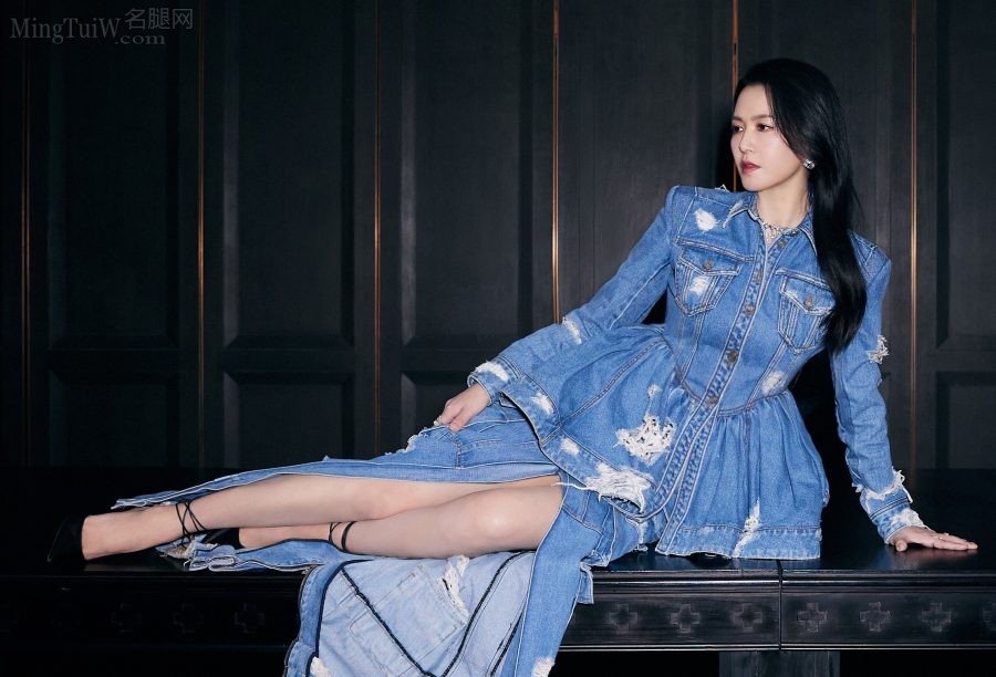 谭维维身穿开叉牛仔裙显露美腿(2/4)