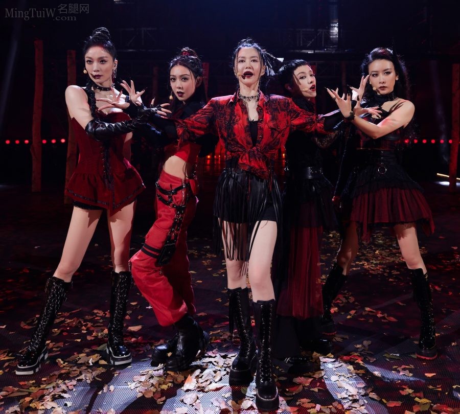 The sisters of Tan Weiwei's team in "Riding the Wind and Waves", from left: Qi Xi, Xue Kaiqi, Tan Weiwei, Guo Caijie, Mao Junjie(1/8)