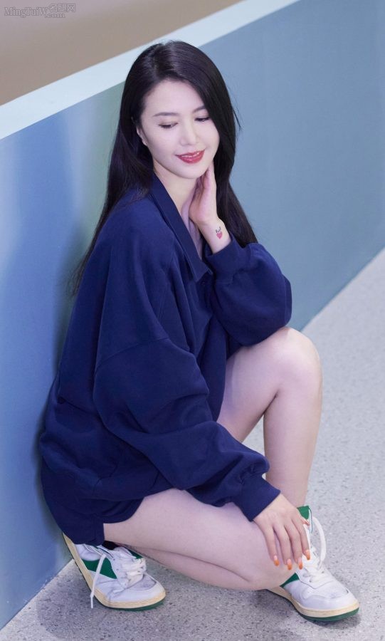 谭维维穿蓝色运动套装美腿白又长(1/5)