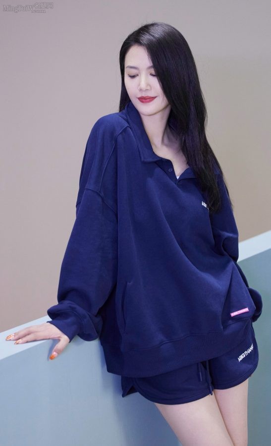 谭维维穿蓝色运动套装美腿白又长(3/5)