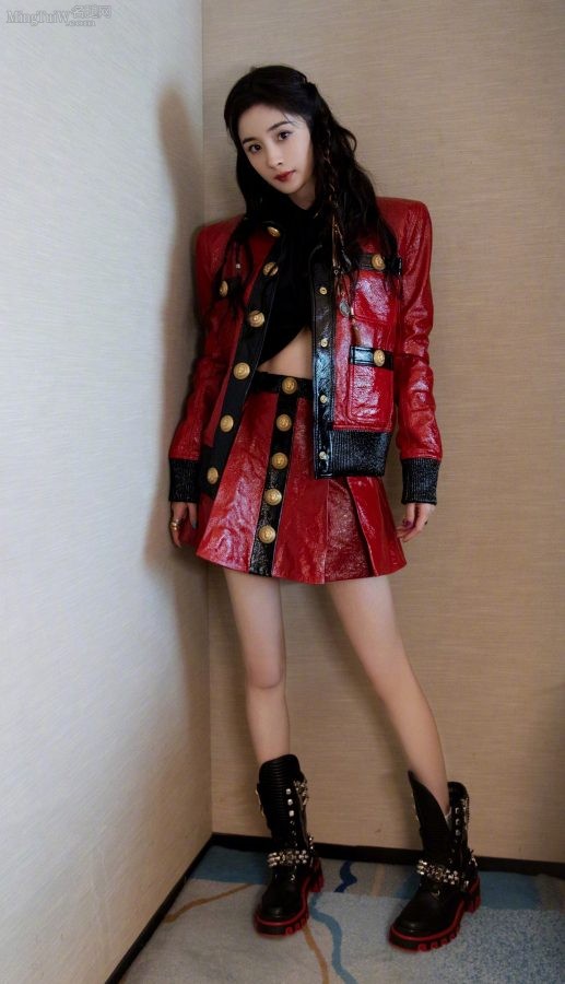 大美女明星杨幂纤细美腿参加录制综艺节目(3/4)