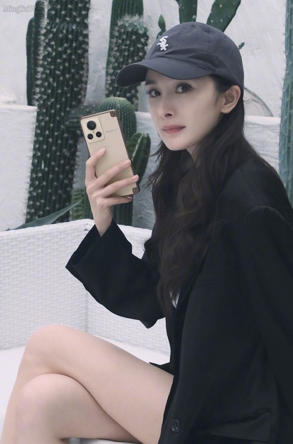 女星杨幂叠美腿坐姿(1/2)