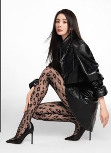 杨幂为丝袜品牌拍摄宣传照，美长腿穿上带图案的黑丝网袜踩高跟真绝了