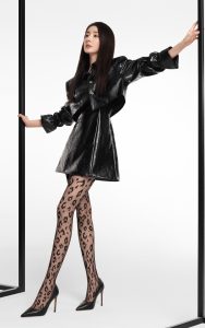 杨幂为丝袜品牌拍摄宣传照，美长腿穿上带图案的黑丝网袜踩高跟真绝了