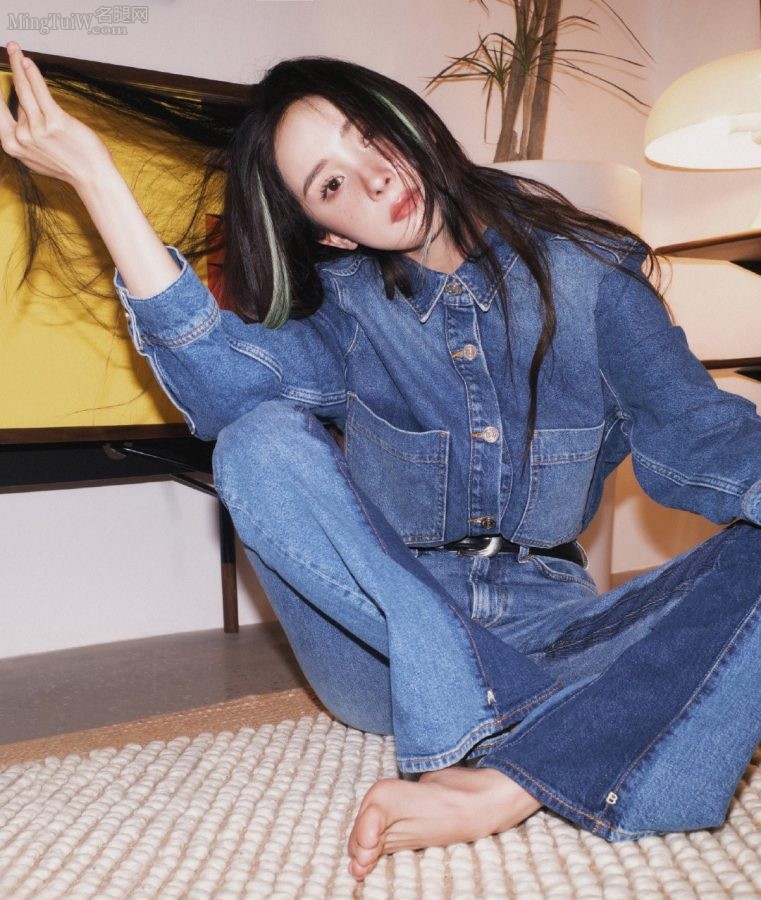 杨幂为杂志拍写真穿牛仔裤光着美脚丫(1/6)