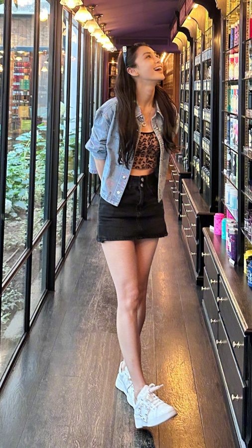 杨颖穿牛仔超短裙+豹纹小背心外出秀美腿(3/4)