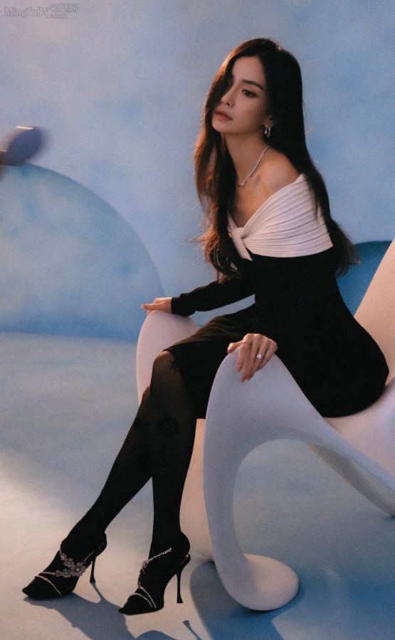 Angelababy杨颖黑丝袜细高跟写真美照(1/5)