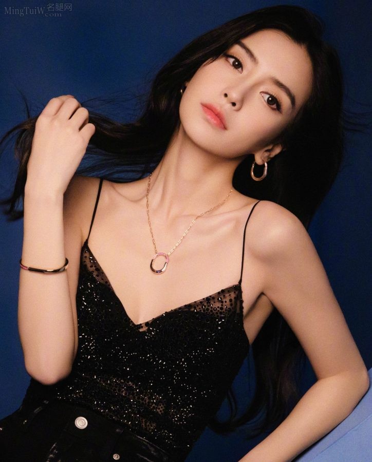 Angelababy杨颖黑丝袜细高跟写真美照(4/5)