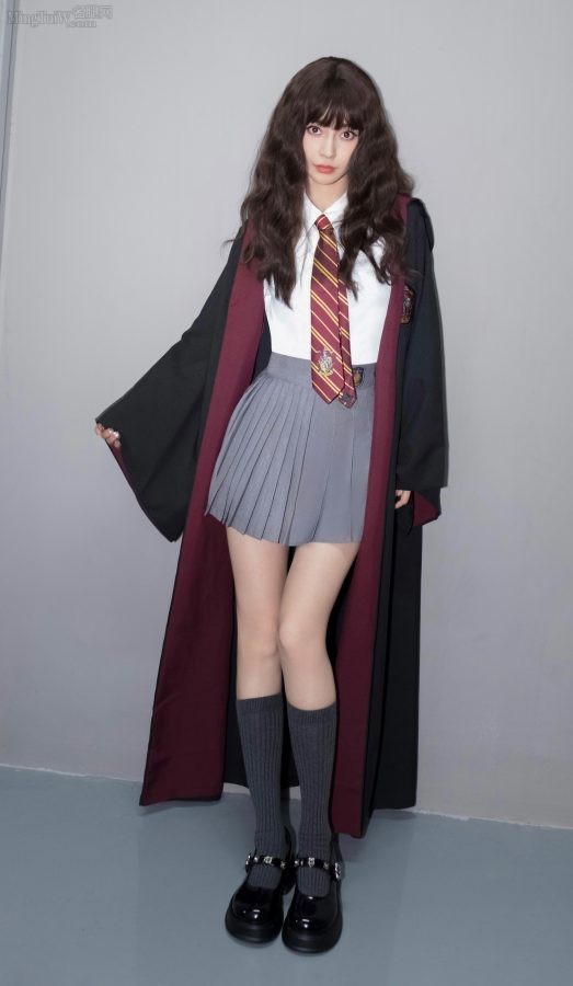 Angelababy在综艺节目里化身魔法美腿少女(1/4)