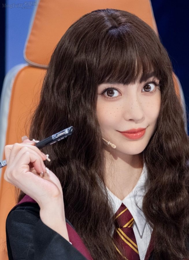 Angelababy在综艺节目里化身魔法美腿少女(4/4)