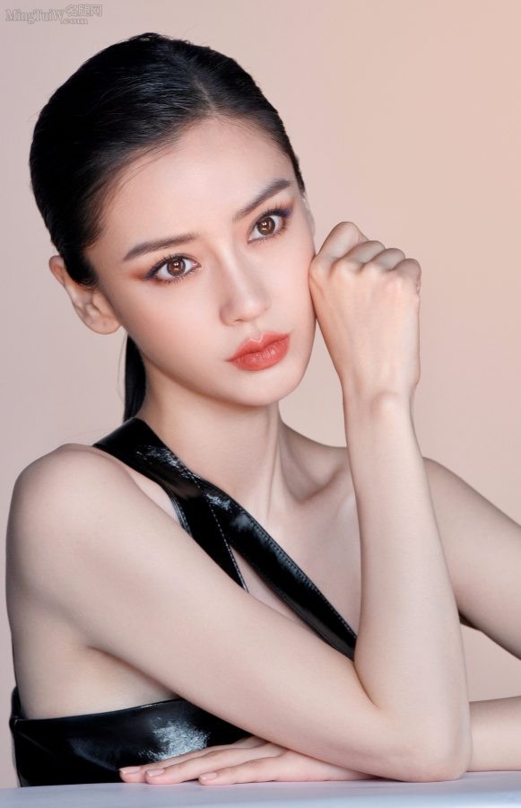 Angelababy杨颖娇小身材穿锃亮皮裙美腿纤细(4/4)