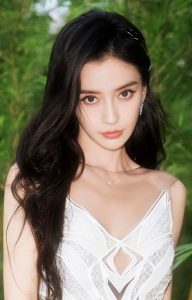 Angelababy竹林写真化身一条美丽白孔雀，窈窕完美身材尽显