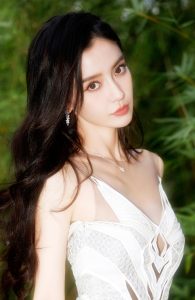 Angelababy竹林写真化身一条美丽白孔雀，窈窕完美身材尽显
