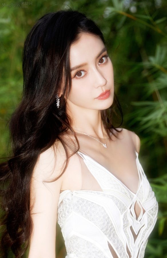 Angelababy竹林写真化身一条美丽白孔雀，窈窕完美身材尽显(7/10)
