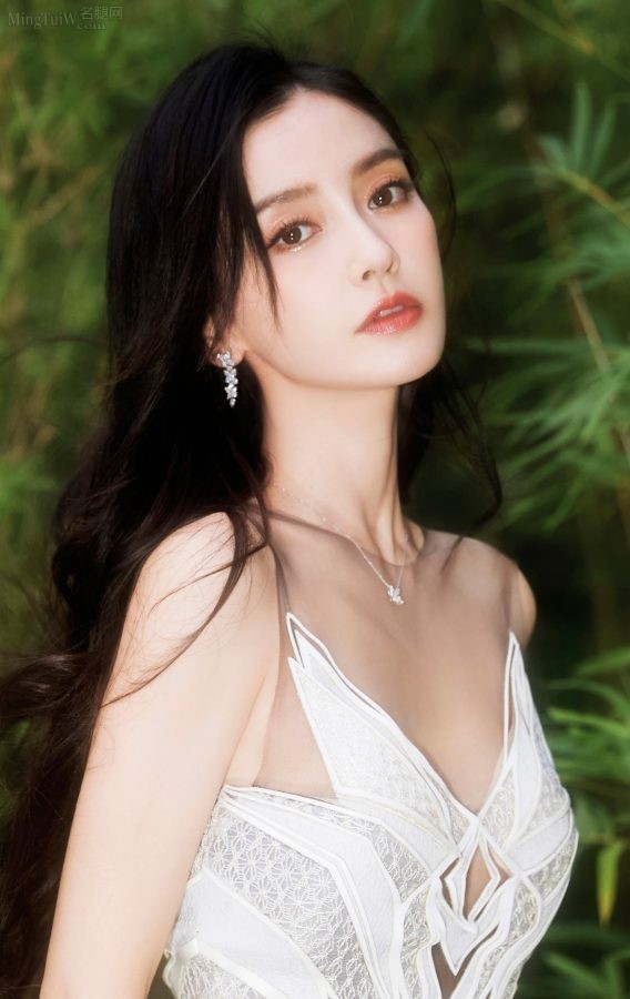 Angelababy竹林写真化身一条美丽白孔雀，窈窕完美身材尽显(8/10)