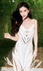Angelababy竹林写真化身一条美丽白孔雀，窈窕完美身材尽显