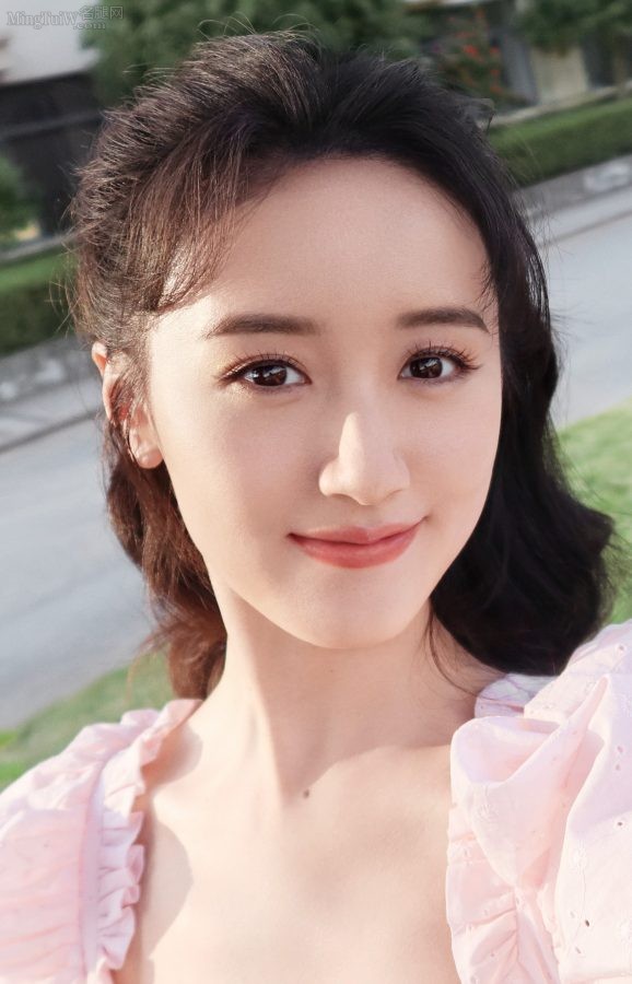 可爱美少女袁冰妍穿粉色短裙露玉腿(2/2)