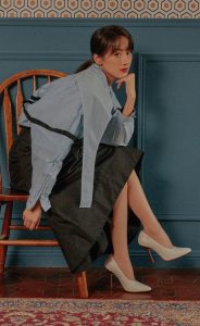 袁冰妍拍摄写真照片，穿白色高跟鞋翘腿展现女人魅力