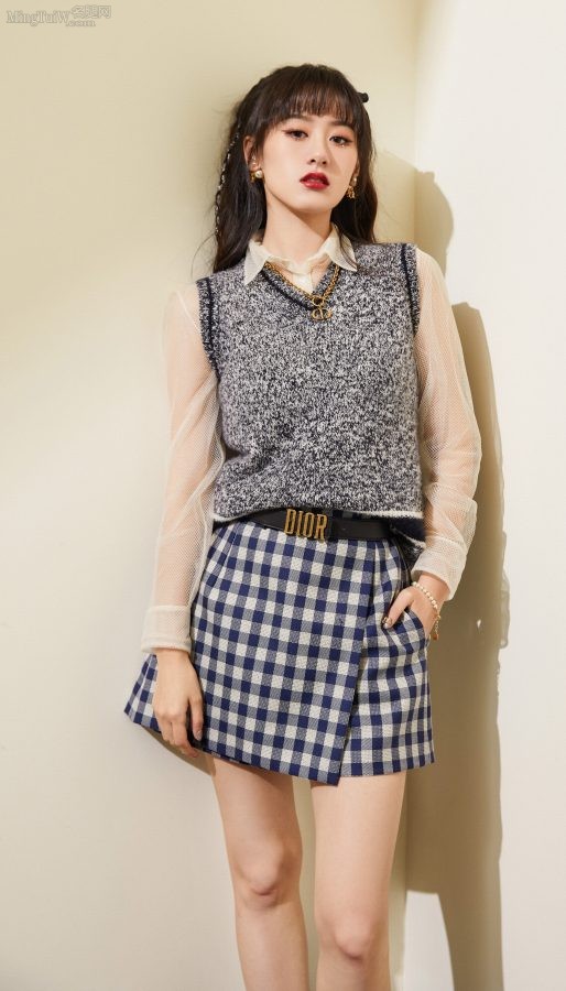 Yuan Bingyan wore a plaid skirt and exposed her slender girl without mentioning it(3/13)