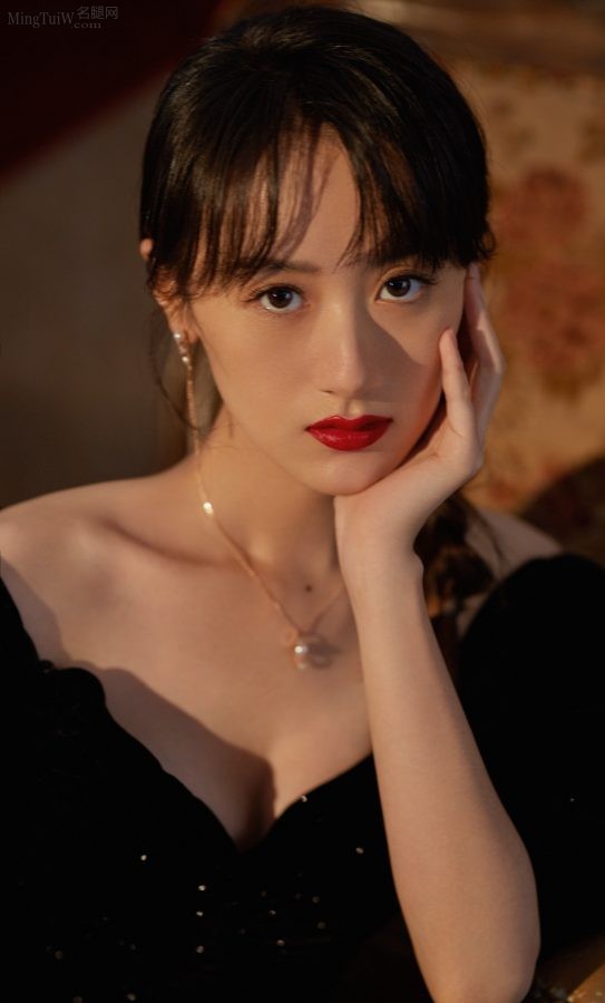 袁冰妍穿深V超短裙拍摄古典风格写真，先看沟再看腿(2/4)