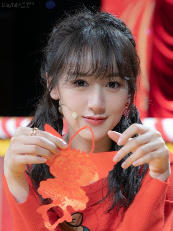 可爱妹子袁冰妍格子裙美腿台上唱歌(2/2)