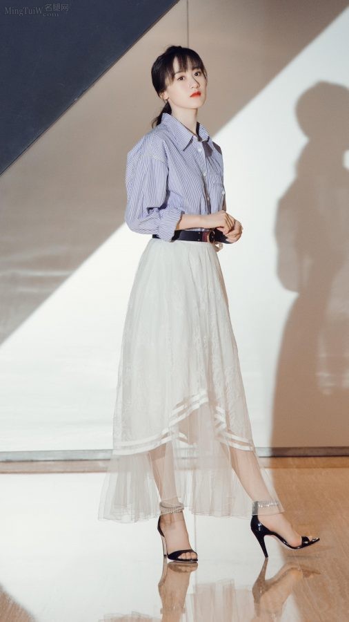 "Global Chinese Music Chart" Yuan Bingyan showed off her beautiful feet by stepping on sandals(1/5)