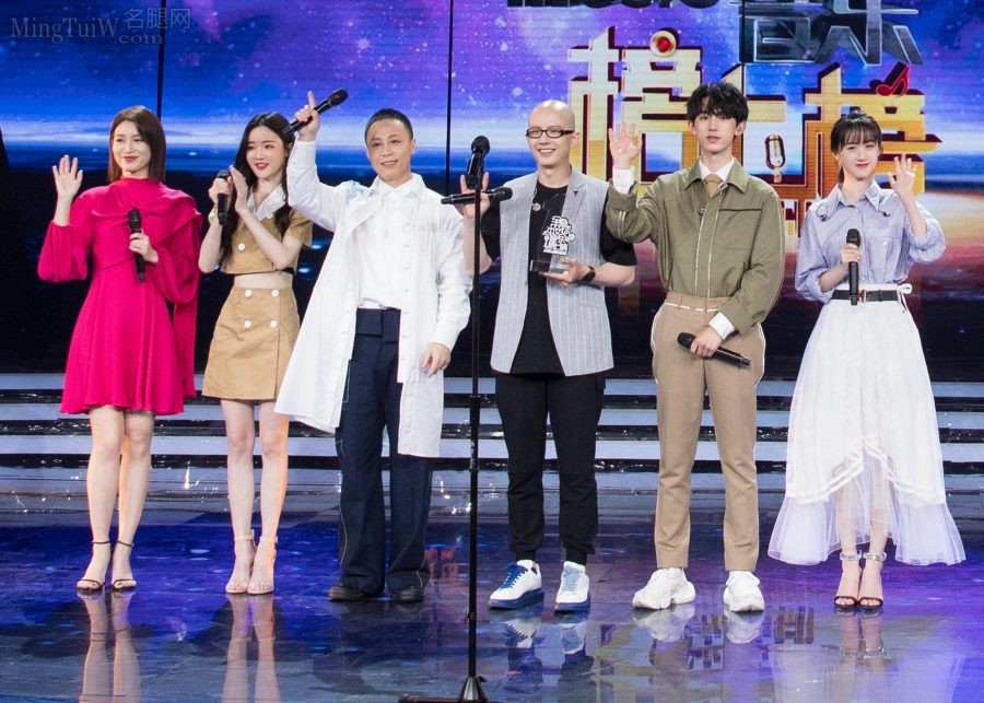 《全球中文音乐榜上榜》袁冰妍美脚丫踩凉鞋示人(5/5)