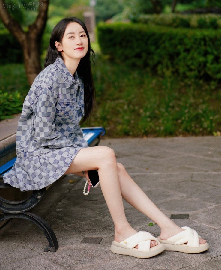 清秀自然的女孩袁冰妍滑嫩长腿穿凉拖(1/4)