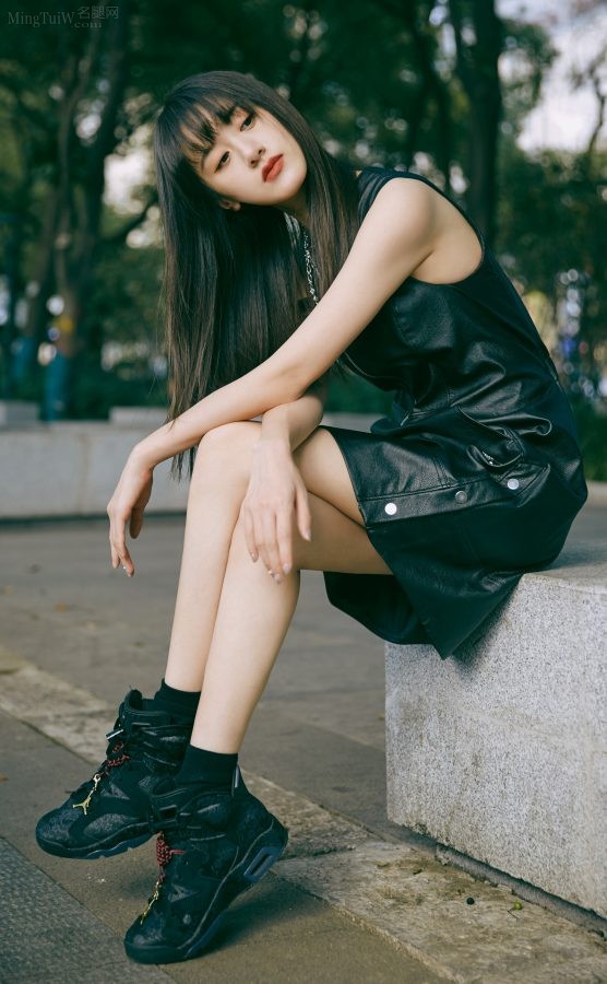 飒妹袁冰妍皮裙运动鞋美细腿外拍(1/3)