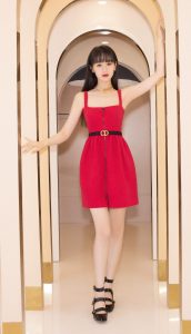 袁冰妍参加DIOR迪奥品牌派对活动，穿上一条小短裙展示少女风姿