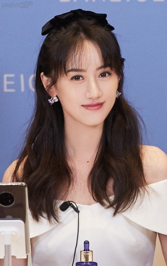 Yuan Bingyan wore cool high heels and sat on the carpet to take photos(4/5)