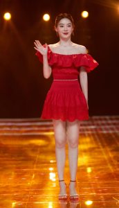 袁姗姗身穿一条红色短裙展示笔直白皙美腿