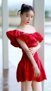 袁姗姗身穿一条红色短裙展示笔直白皙美腿