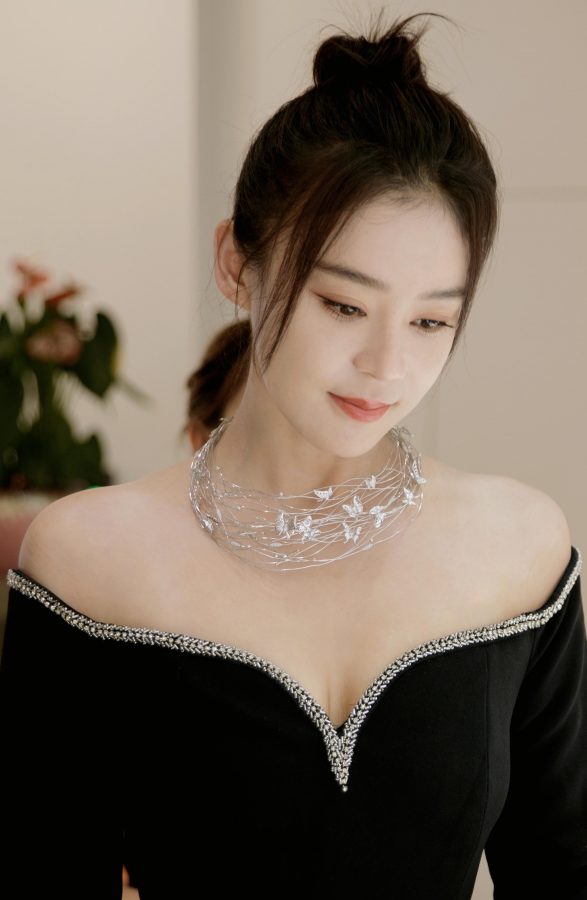 袁姗姗打扮得珠光宝气秀事业线和美脚丫(2/4)