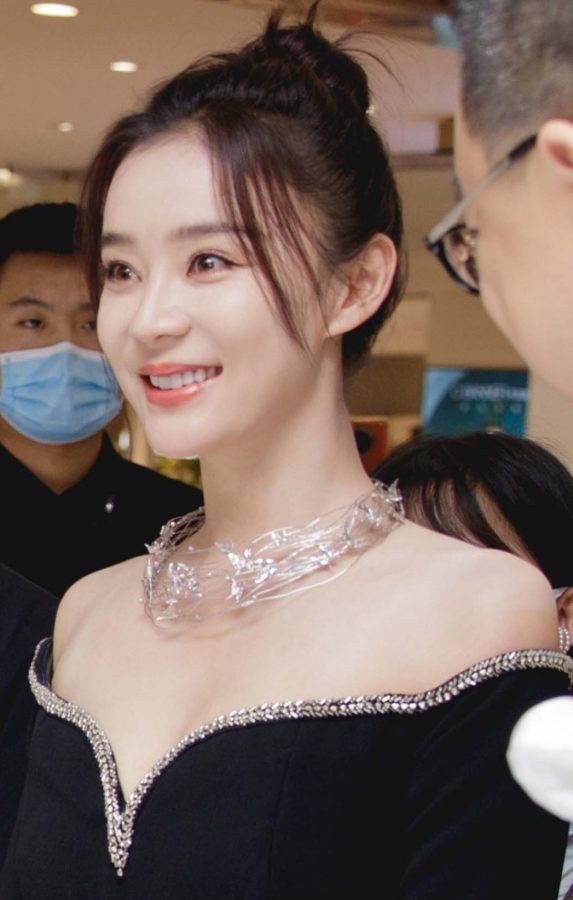 袁姗姗打扮得珠光宝气秀事业线和美脚丫(4/4)