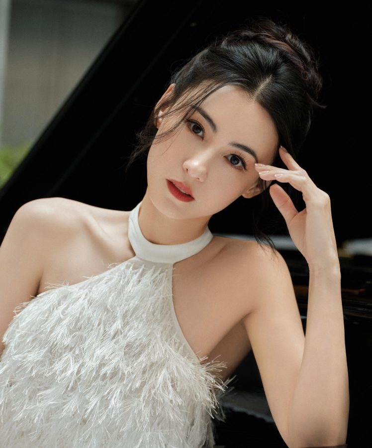 张柏芝美腿穿圆点白色丝袜，感觉丝袜的黄金时代要来了(6/9)