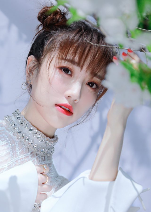 女主持人张纯烨的白腿比白床单还白(6/7)