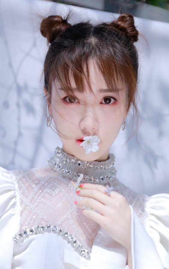 女主持人张纯烨的白腿比白床单还白(7/7)