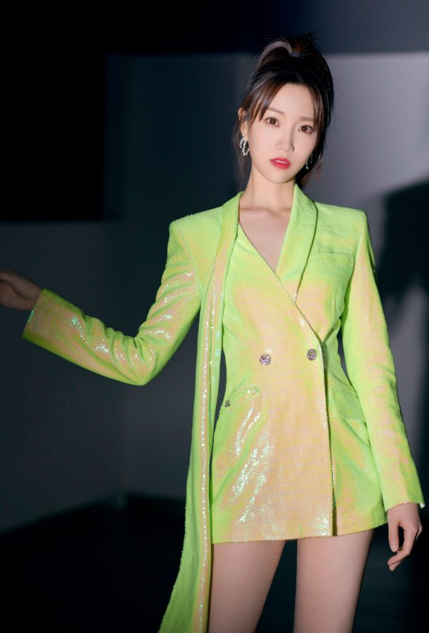 张纯烨短裙下令人心动的细美腿(4/4)