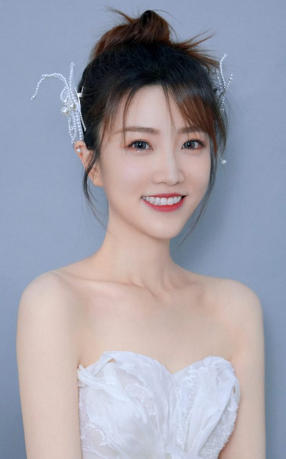 张纯烨穿低胸白纱礼服秀事业线(2/4)