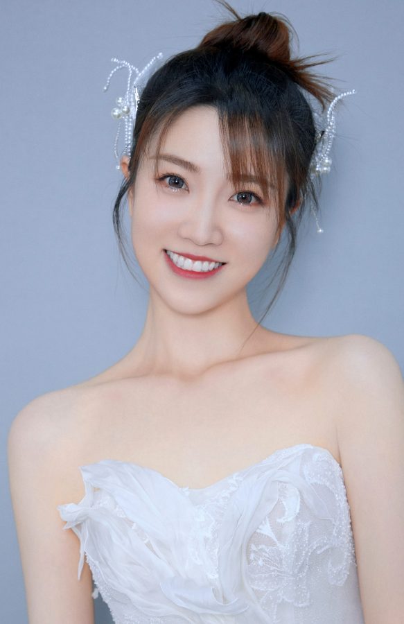 张纯烨穿低胸白纱礼服秀事业线(3/4)