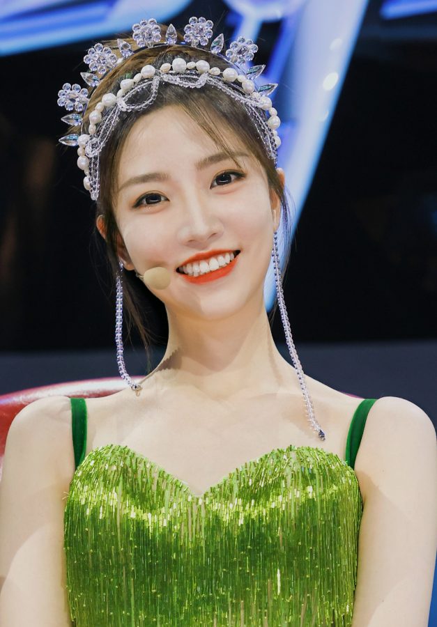 张纯烨穿上一条吊带绿色开衩裙露腿(6/6)