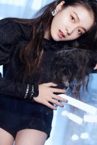 张雪迎穿短裤踩细高跟秀美腿又酷又甜