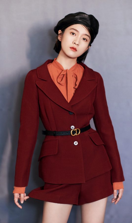 张雪迎身穿轻熟风红色西装短裤，美长腿踩Stuart Weitzman高跟鞋(3/7)