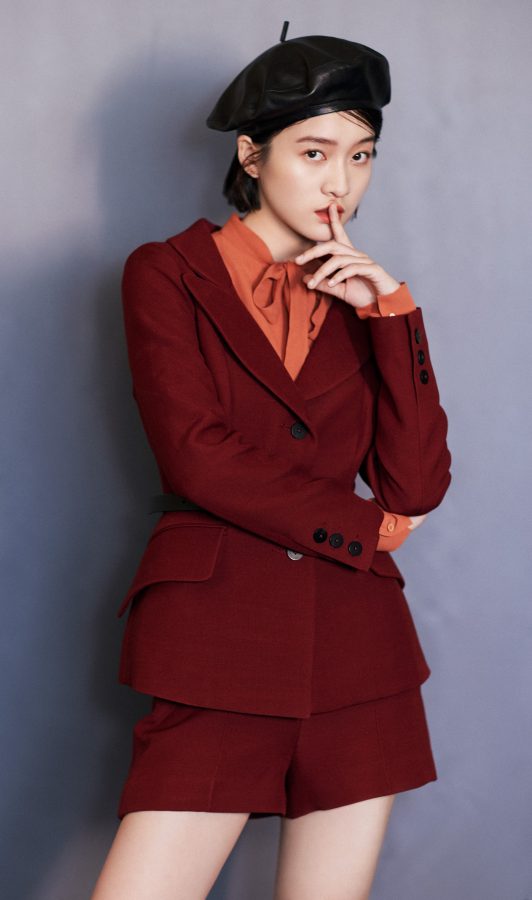 张雪迎身穿轻熟风红色西装短裤，美长腿踩Stuart Weitzman高跟鞋(4/7)