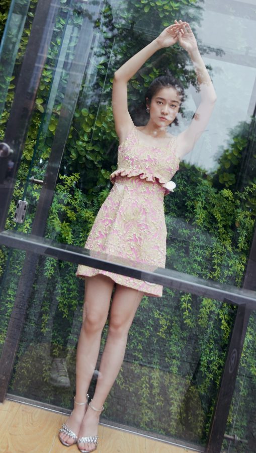青春美少女张雪迎短裙下纤细的美腿(1/8)