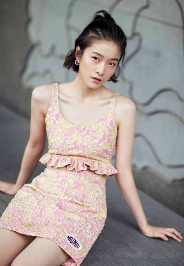 青春美少女张雪迎短裙下纤细的美腿(2/8)