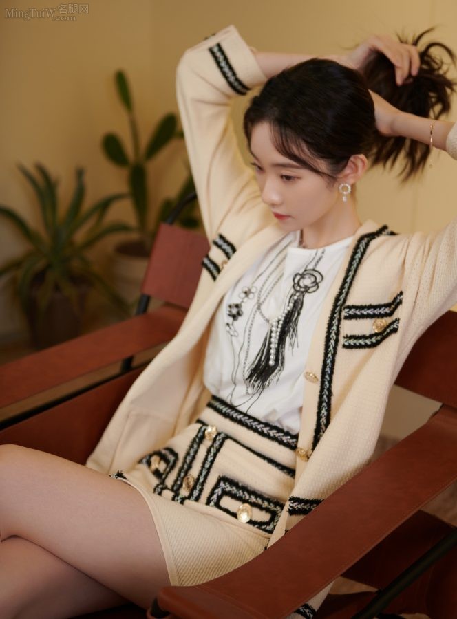 张艺凡身穿淡雅短裙套装美腿纤细白皙(2/5)